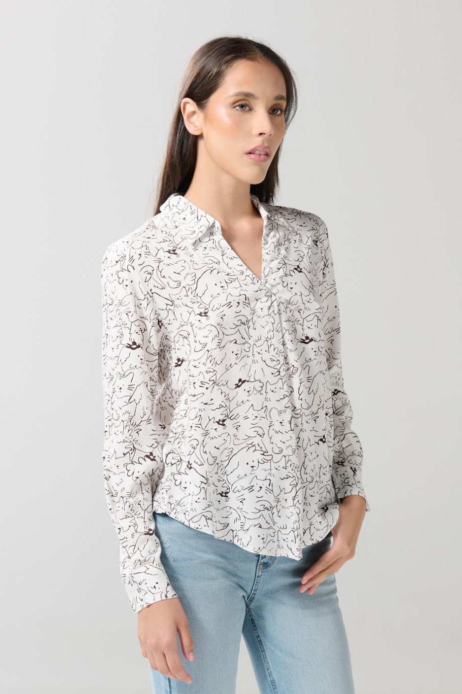 Blusa estampada unicolor con manga larga y prense delantero