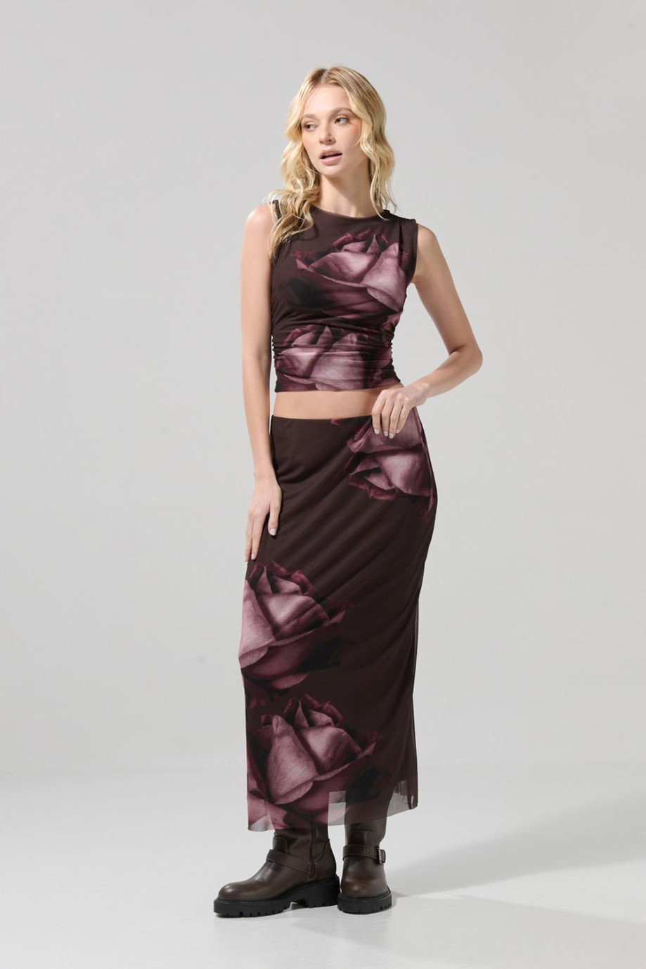 Falda café oscura larga con diseños de flores