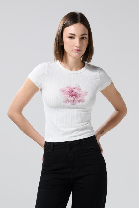 Camiseta crema cuello redondo con diseño de flor