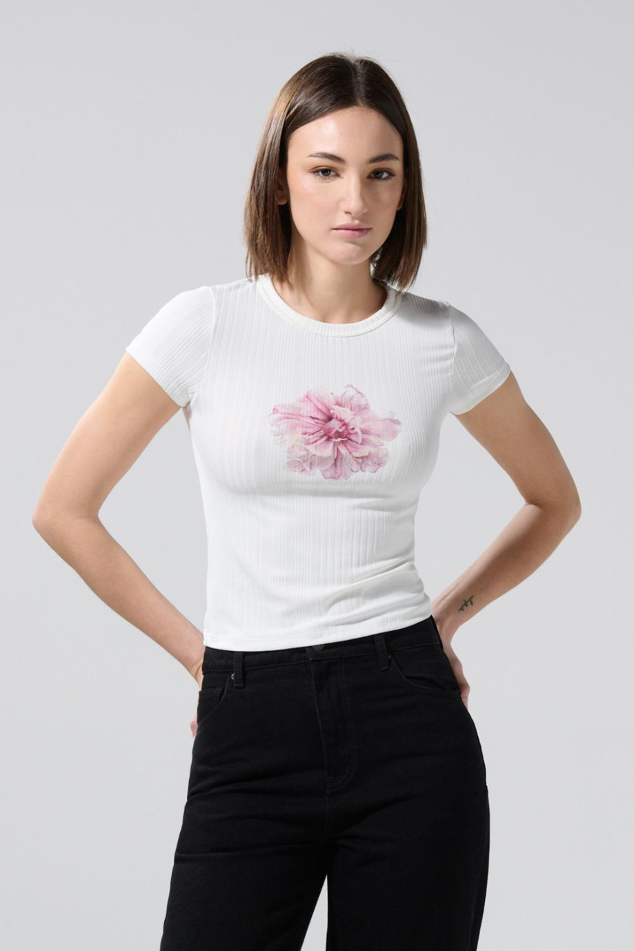Camiseta crema cuello redondo con diseño de flor
