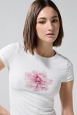 Camiseta crema cuello redondo con diseño de flor