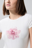 Camiseta crema cuello redondo con diseño de flor