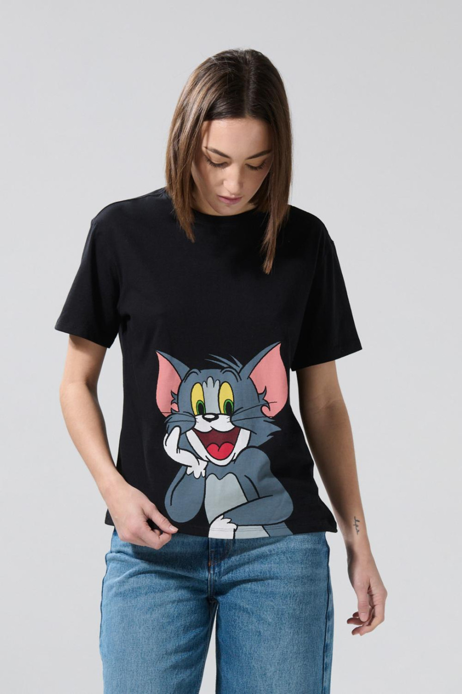 Camiseta negra de Tom y Jerry con cuello redondo