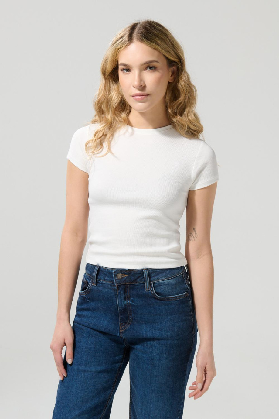 Camiseta en tela acanalada crema clara manga corta