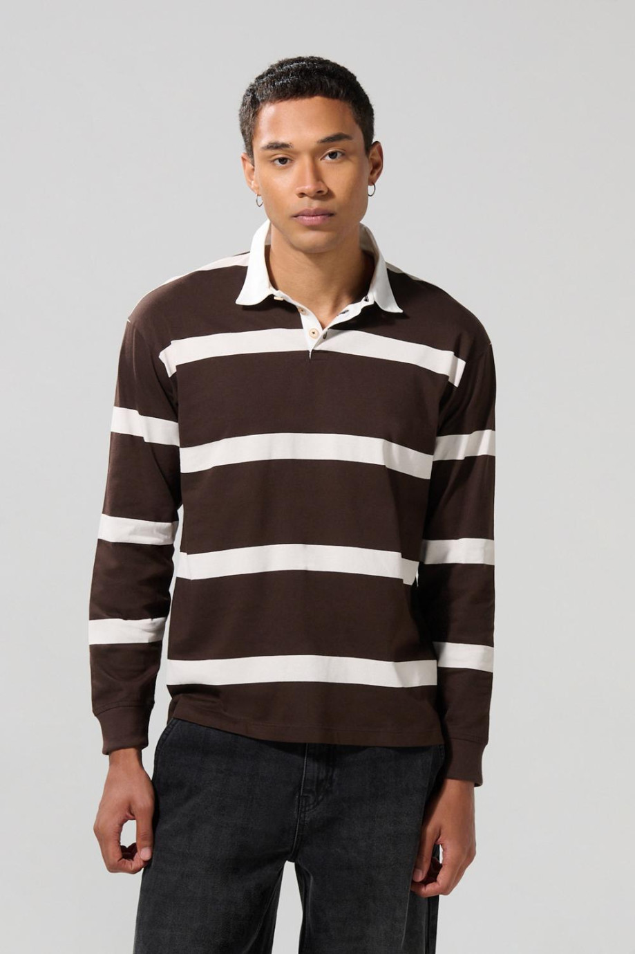 Camiseta manga larga polo café oscura con rayas blancas
