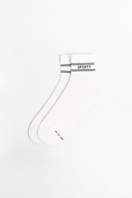 Medias cremas claras cortas con texto y rayas en contraste