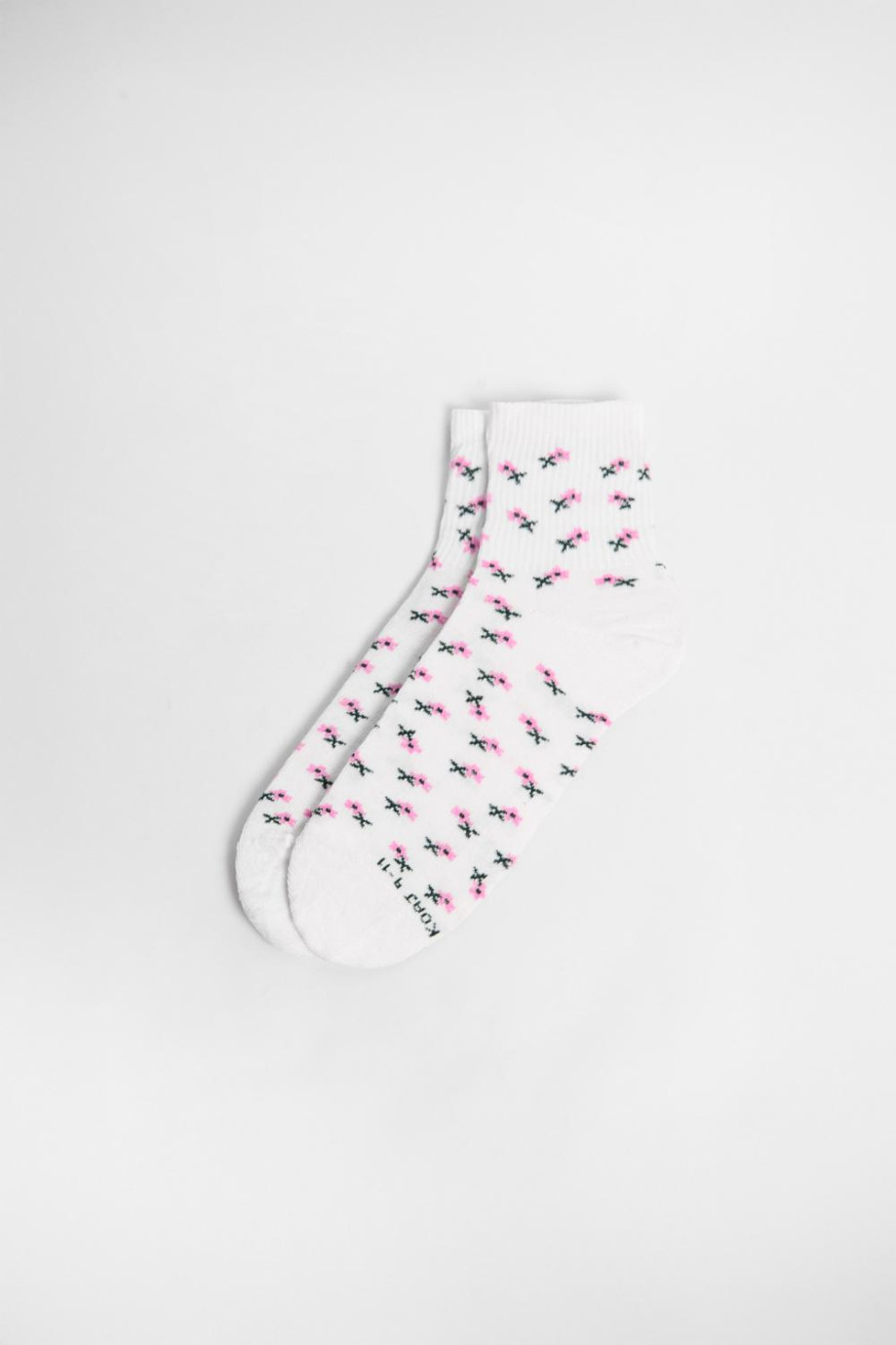 Medias unicolores cortas con artes continuos de flores