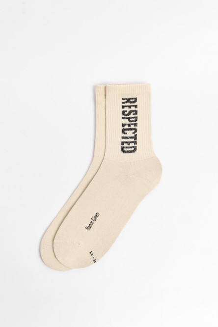 Medias largas kakis claras con texto negro lateral