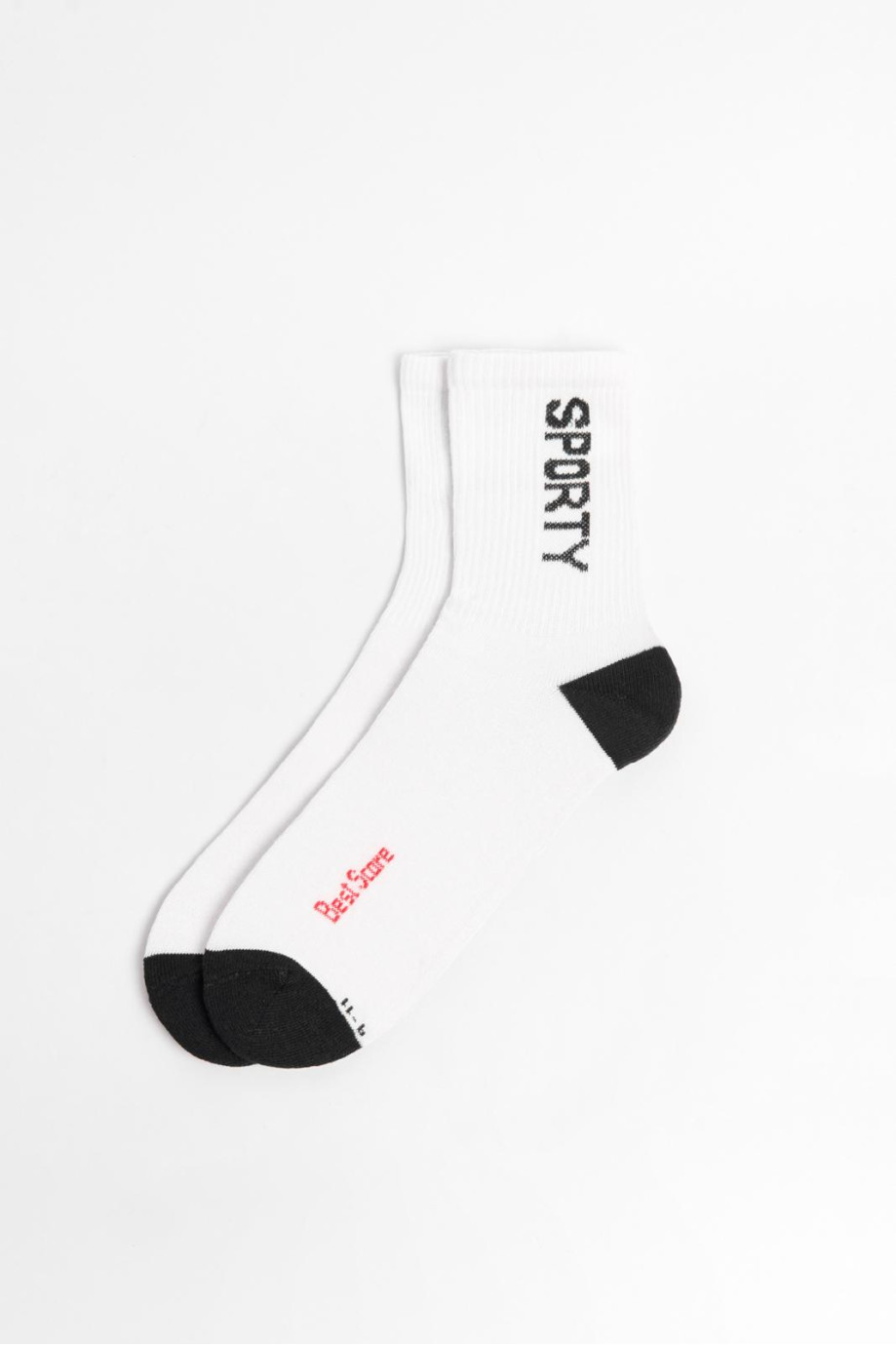 Medias largas cremas con texto lateral y contraste