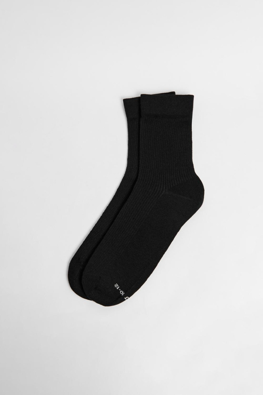 Medias largas unicolores con texturas acanaladas y elástico