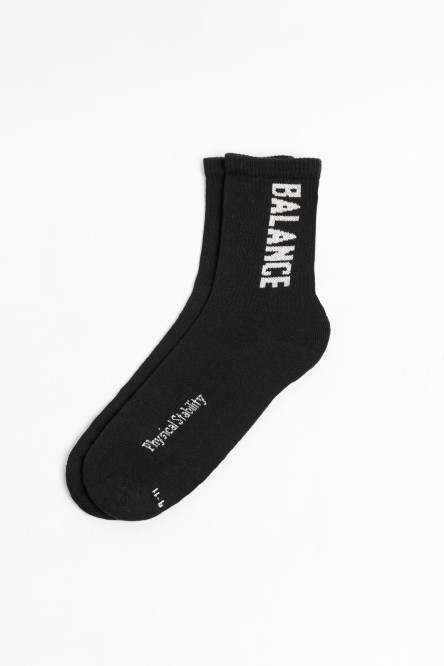 Medias largas unicolores con texto lateral en contraste