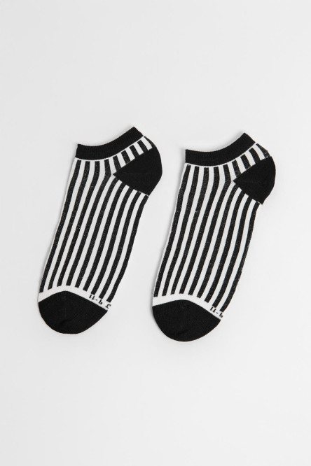 Medias unicolores tipo tobilleras con contrastes y rayas