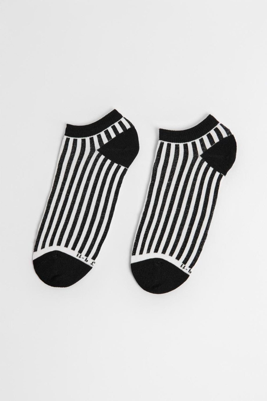 Medias unicolores tipo tobilleras con contrastes y rayas