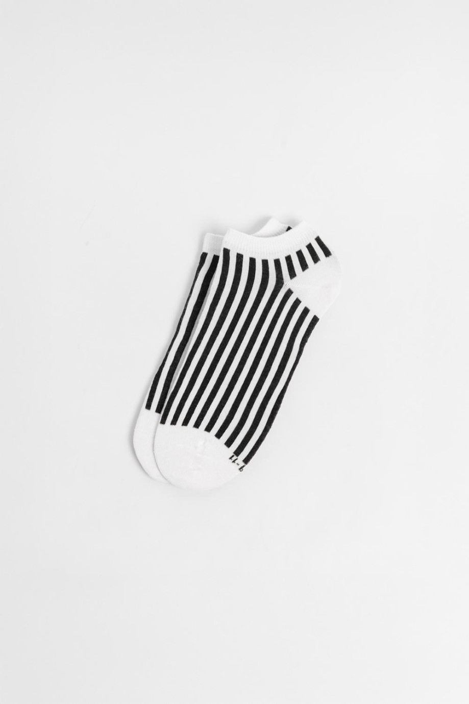 Medias unicolores tipo tobilleras con contrastes y rayas
