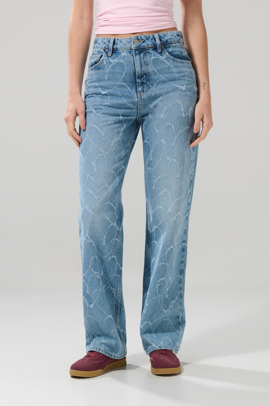 Jean azul claro 90´S con tiro alto y diseños de corazones