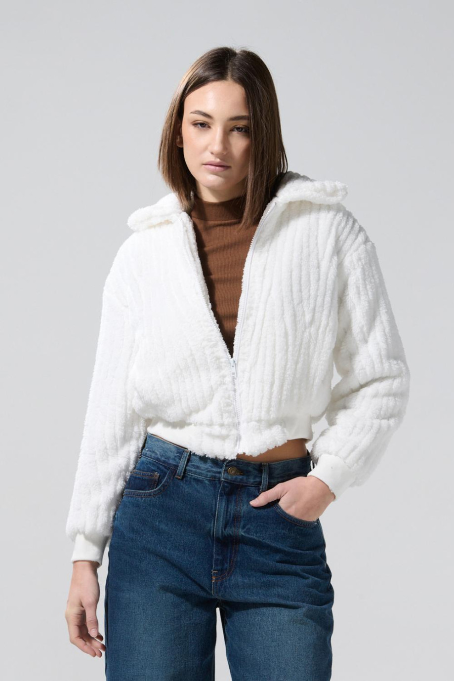 Chaqueta crema clara afelpada con cuello trucker