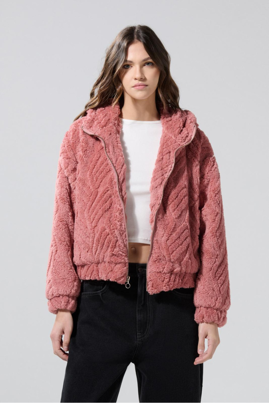 Chaqueta afelpada unicolor con texturas y capota