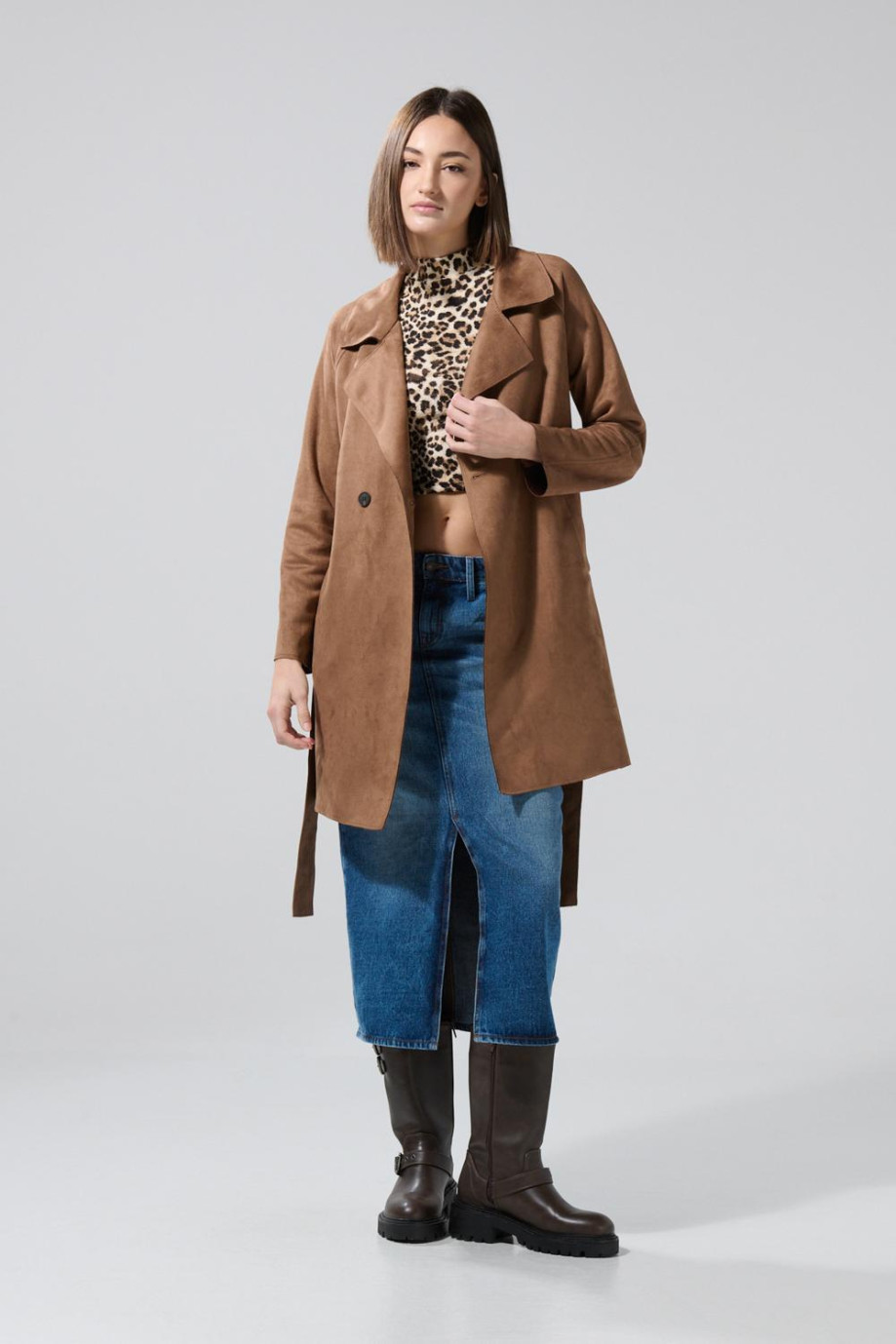 Gabán café medio largo con cinturón y solapas