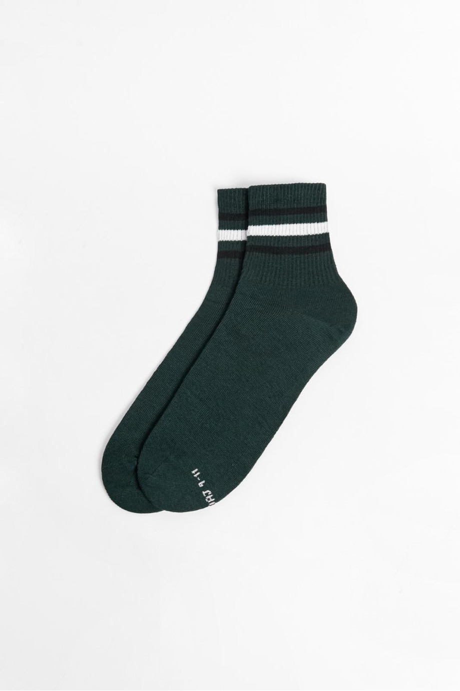 Medias unicolores cortas con texturas y rayas en contraste