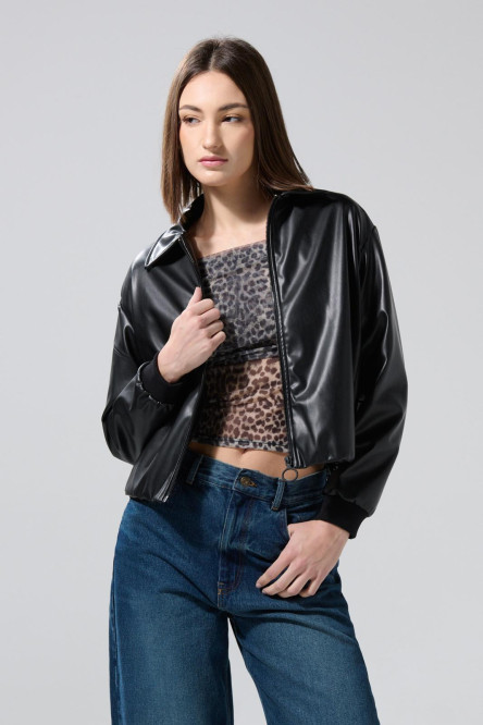 Chaqueta negra en efecto de piel con cuello trucker