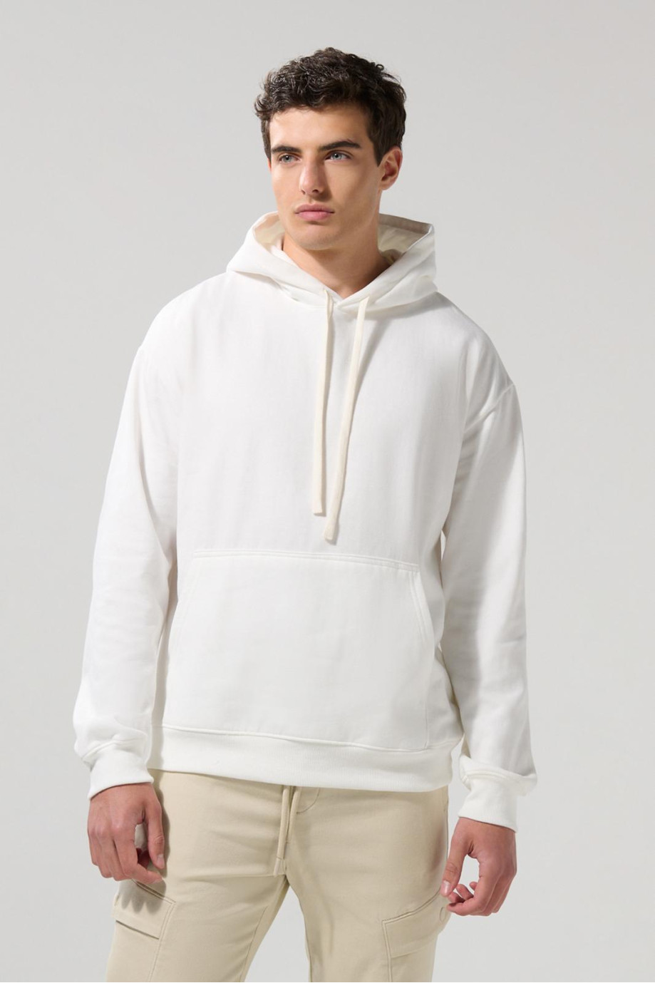 Buzo con capota unicolor oversize pechado y bolsillo