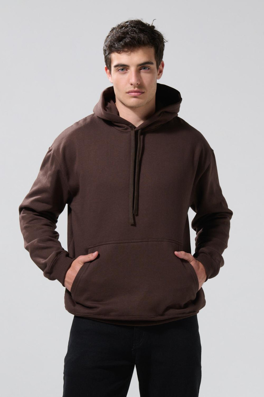 Buzo con capota unicolor oversize pechado y bolsillo