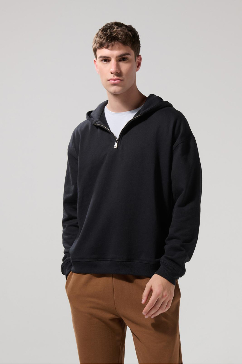 Buzo unicolor con cremallera y capota oversize