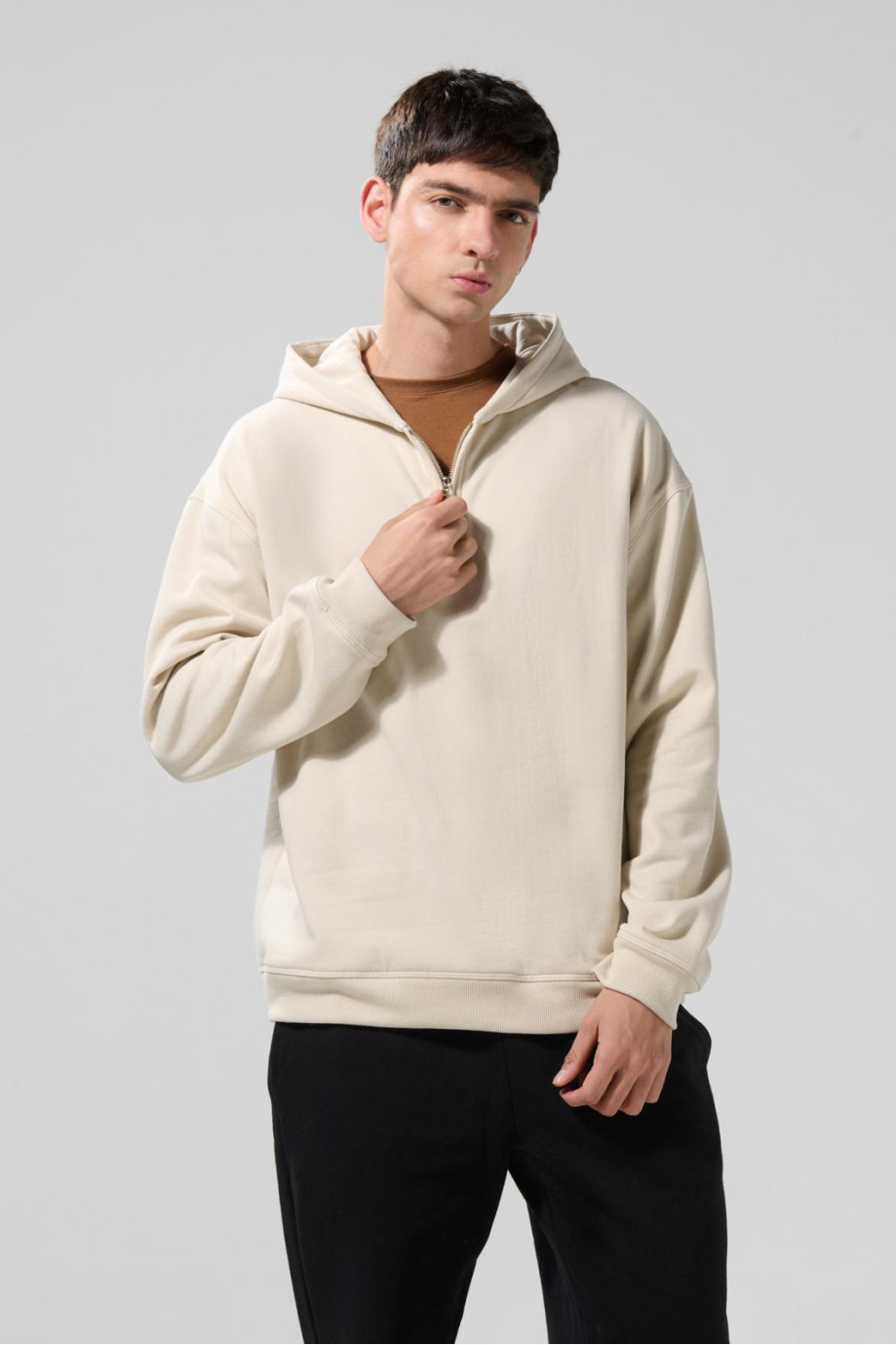 Buzo unicolor con cremallera y capota oversize