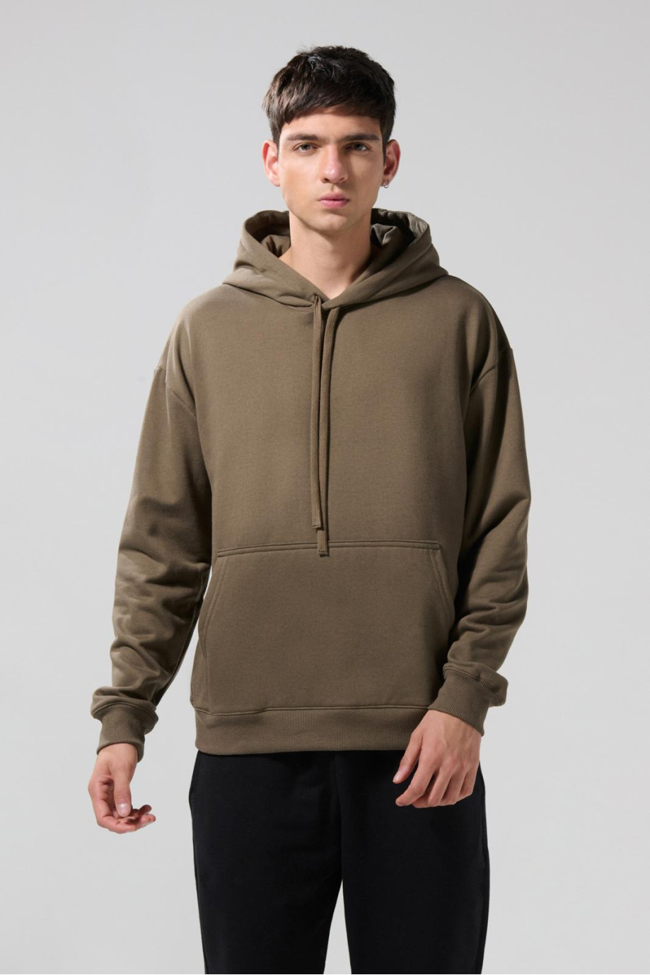 Buzo con capota unicolor oversize pechado y bolsillo