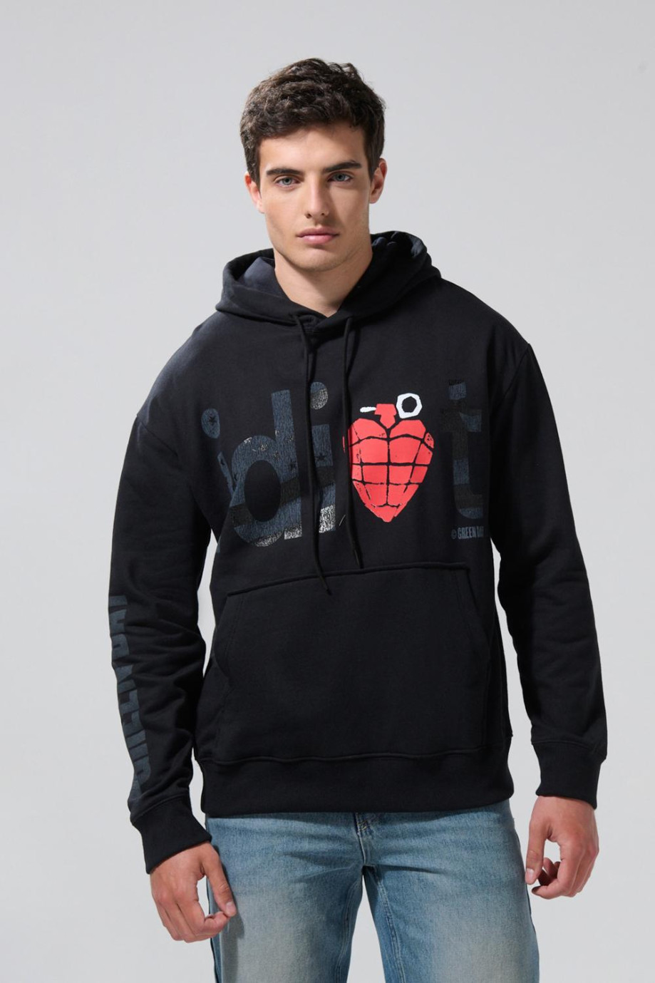 Buzo negro con diseños de Green Day, bolsillo y capota