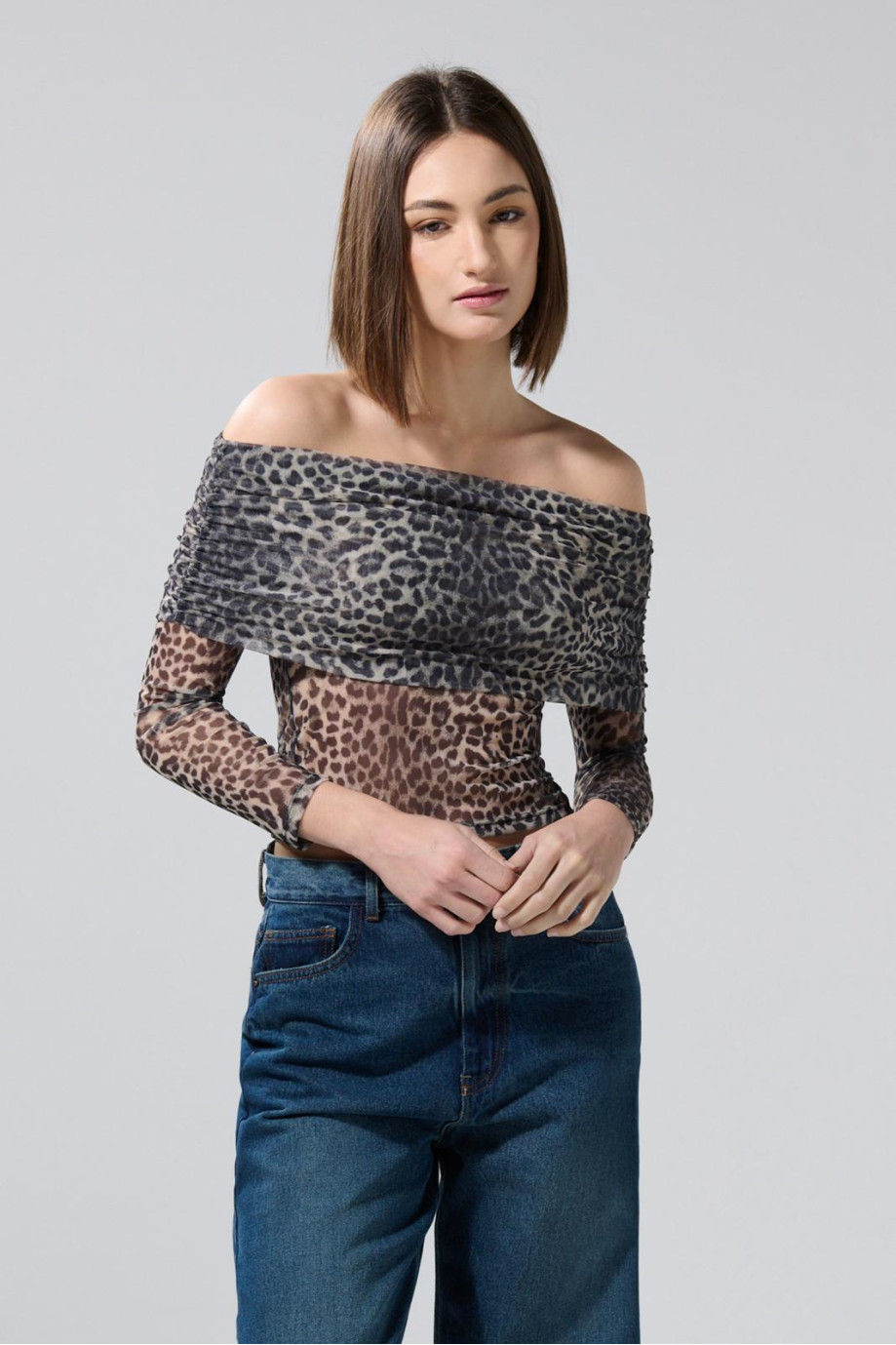 Camiseta negra con cuello bandeja y diseños de animal print