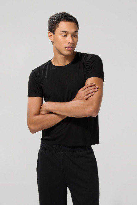 Camiseta en viscosa unicolor ajustada con manga corta