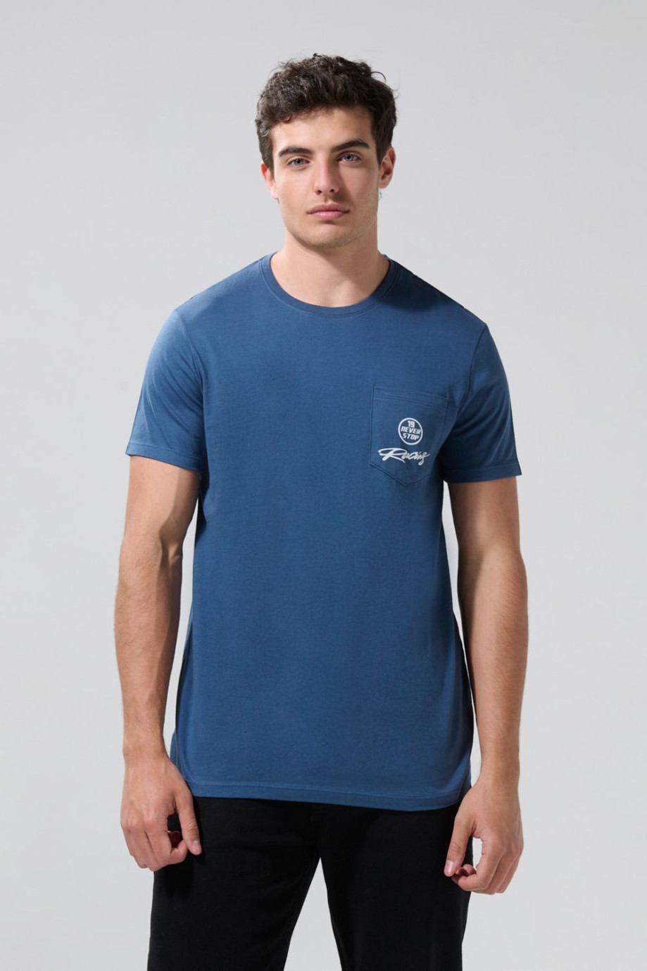 Camiseta azul oscura college con bolsillo y manga corta