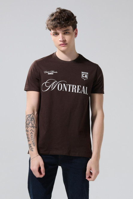 Camiseta café oscura cuello redondo con estampado college