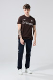 Camiseta café oscura cuello redondo con estampado college