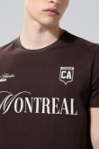 Camiseta café oscura cuello redondo con estampado college