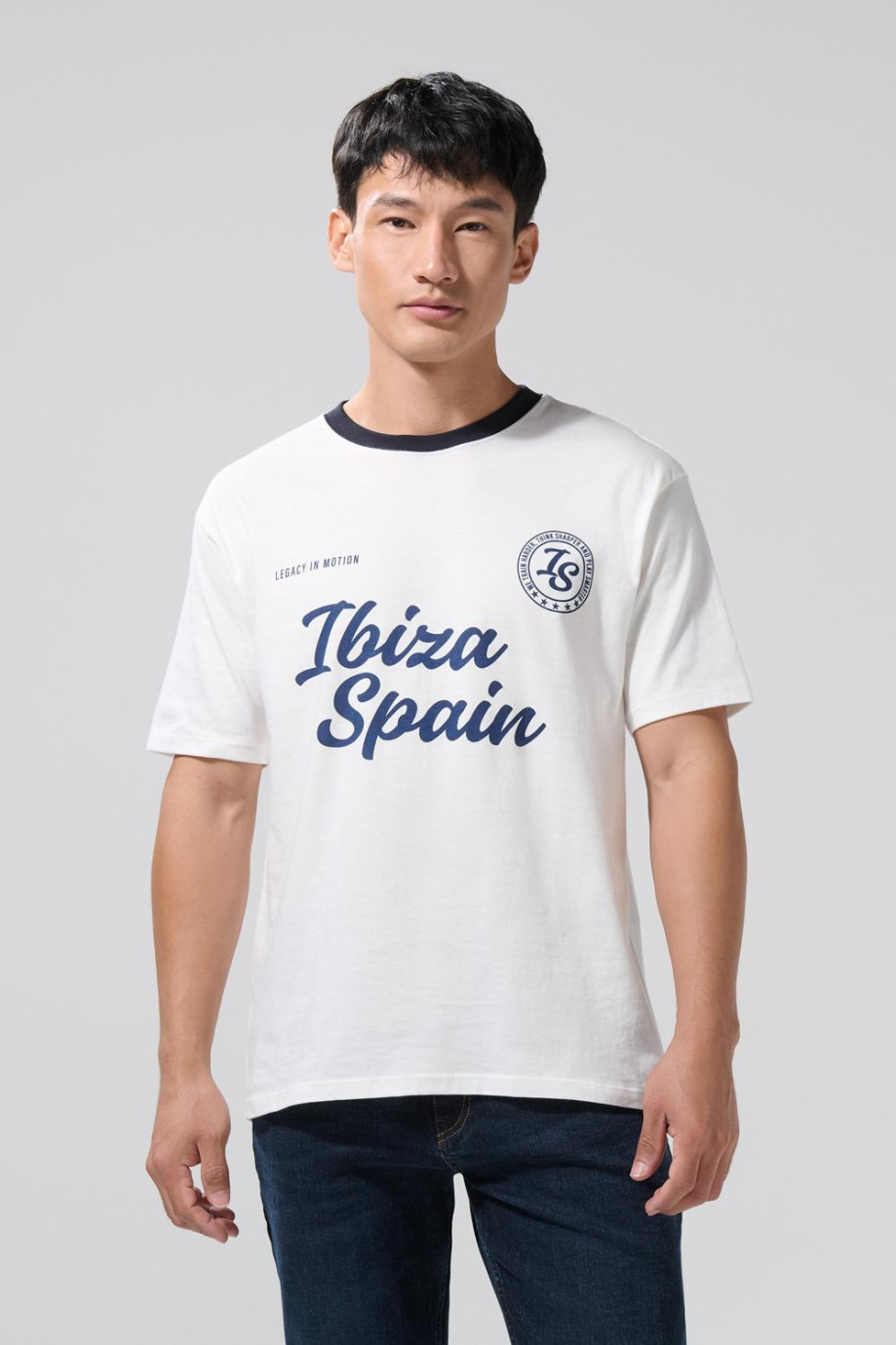 Camiseta college crema con cuello redondo en contraste