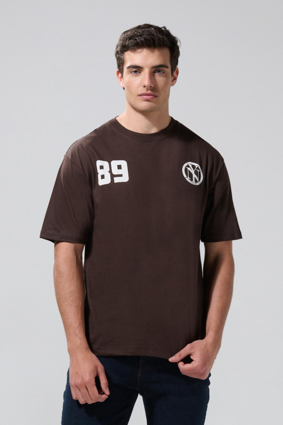 Camiseta café oscura cuello redondo con arte college blanco