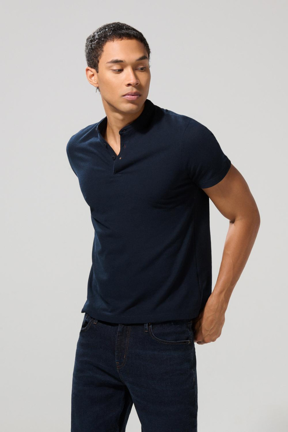 Camiseta azul intensa polo con cuello nerú y botones