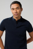 Camiseta azul intensa polo con cuello nerú y botones