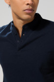 Camiseta azul intensa polo con cuello nerú y botones