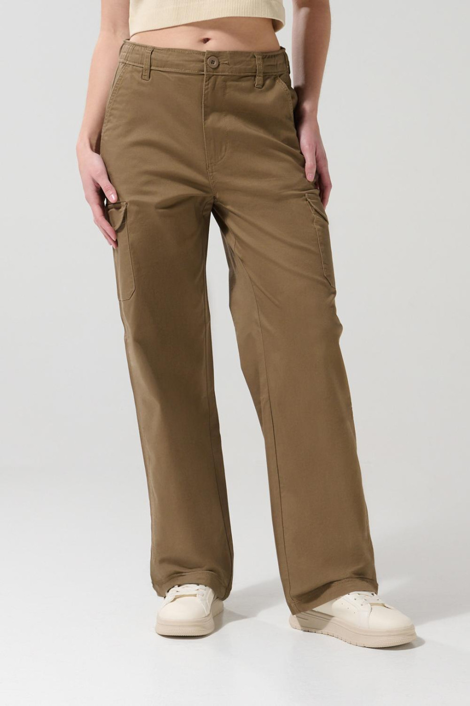 Pantalón cargo unicolor con bolsillos y tiro alto