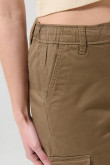Pantalón cargo unicolor con bolsillos y tiro alto