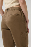 Pantalón cargo unicolor con bolsillos y tiro alto