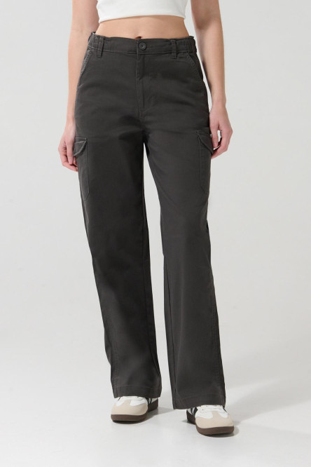 Pantalón cargo unicolor con bolsillos y tiro alto