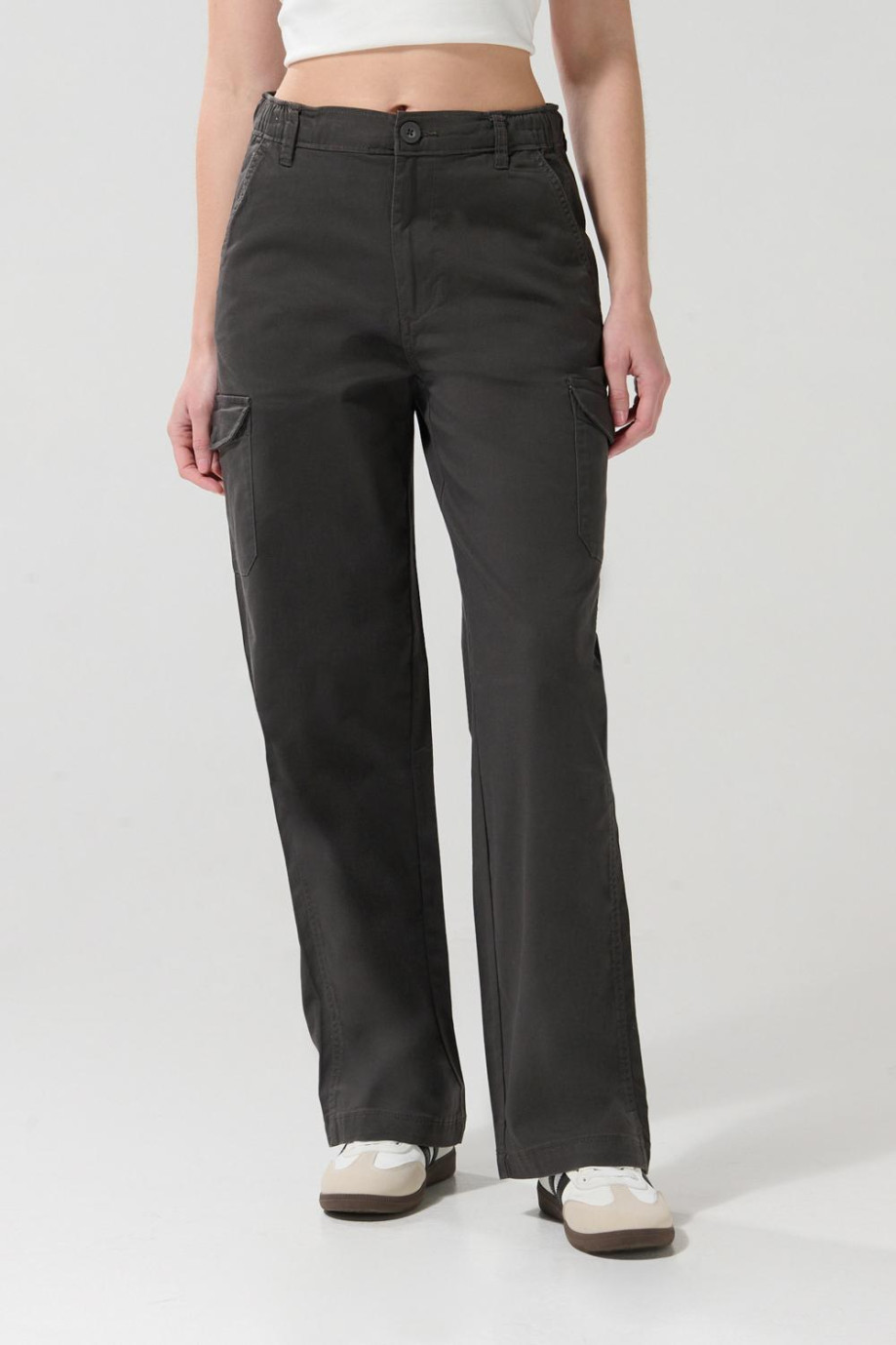 Pantalón cargo unicolor con bolsillos y tiro alto