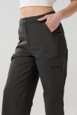 Pantalón cargo unicolor con bolsillos y tiro alto