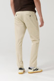 Pantalón tiro medio de dril unicolor con fit ajustado