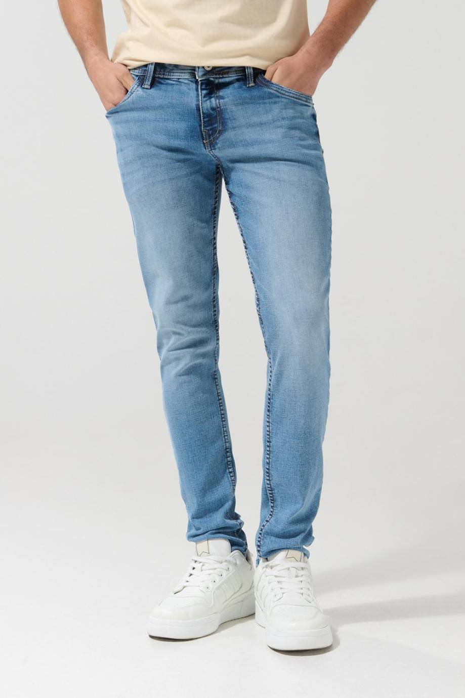 Jean tiro bajo skinny azul medio con desgastes y bolsillos