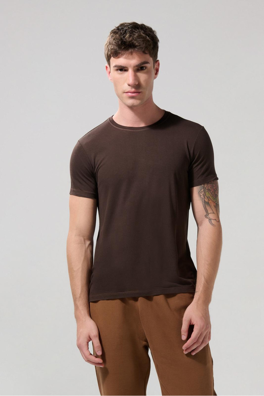 Camiseta en viscosa unicolor ajustada con manga corta